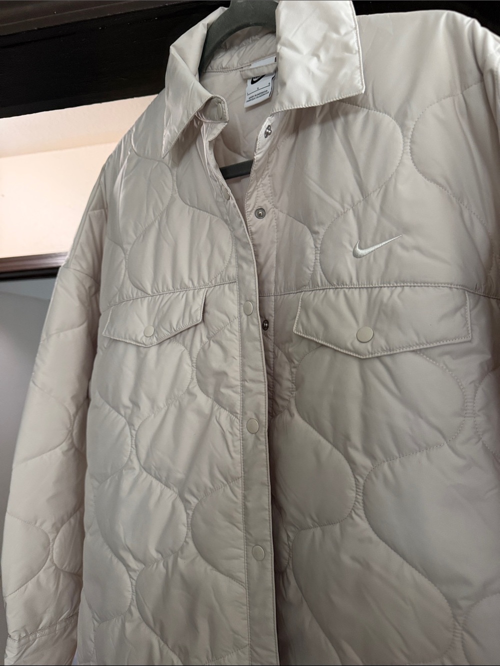Nike Women's Light Cream Quilted Puffer Shacket - Picture 5 of 6